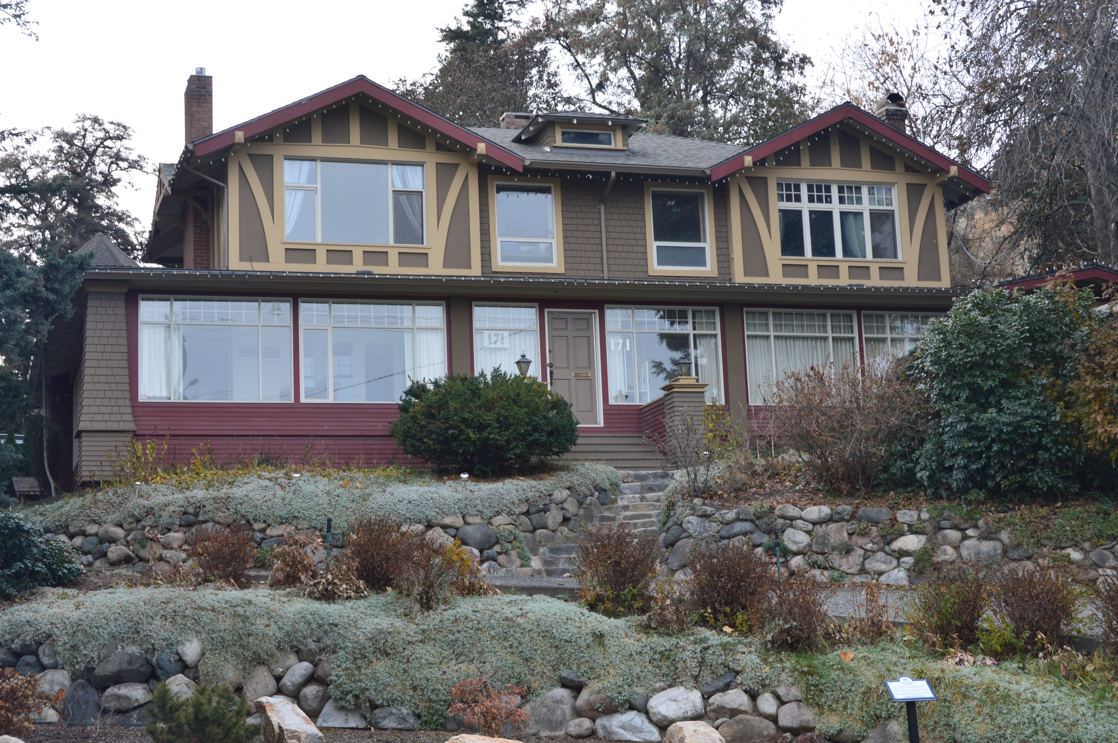 171 BATTLE ST W.jpg